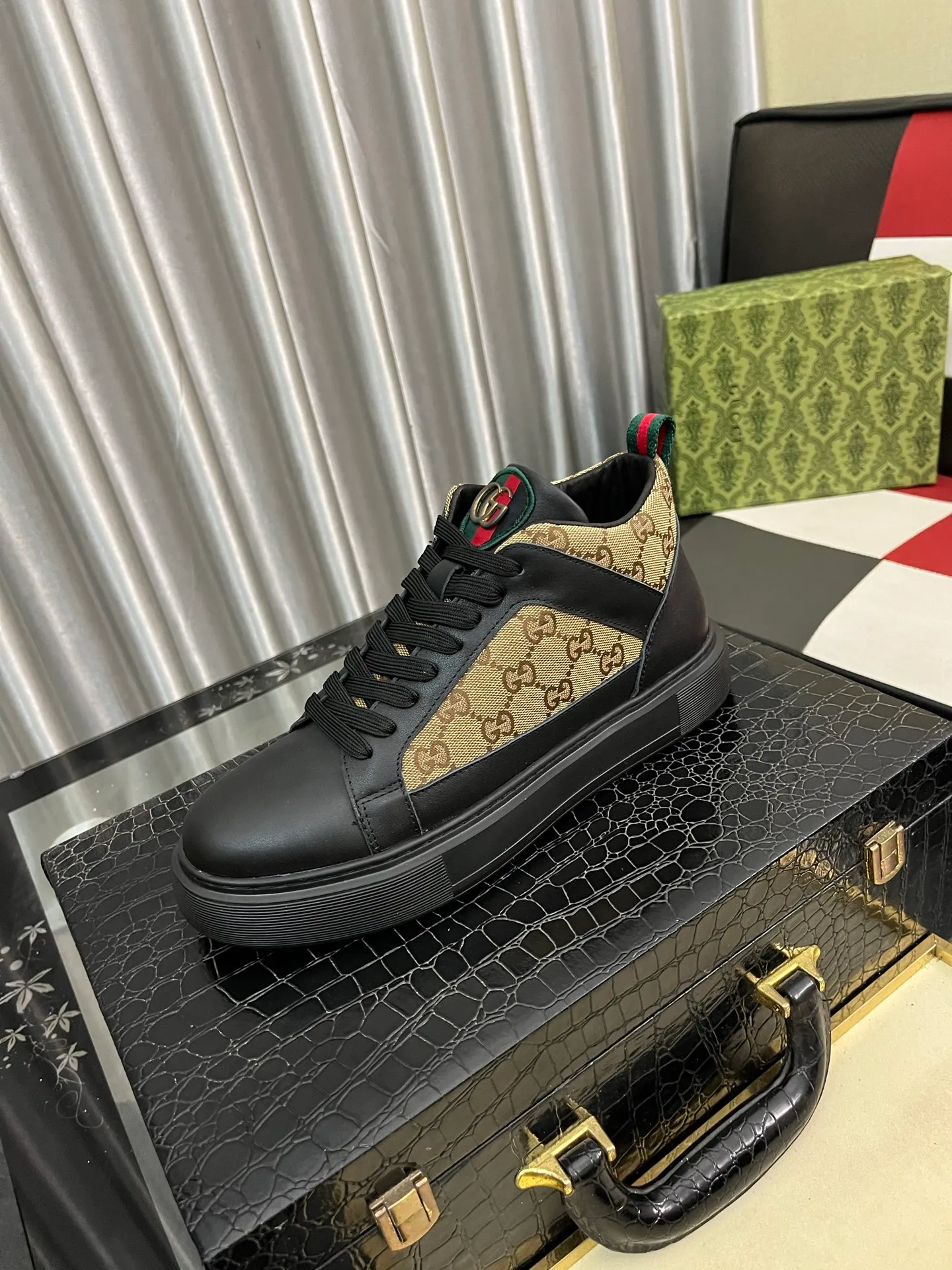 Men's shoes💰438⌚️⌚️[Gucci] Gucci's new men's genuine leather casual shoes, the highest version on the market, any comparison is welcome🆚! The original leather has excellent texture and is super high-end! Fetal sheep net lining imported from Italy, removable pad! Luxurious materials and fine workmanship, highly recommended! Code number: 38-444️⃣Colors available
